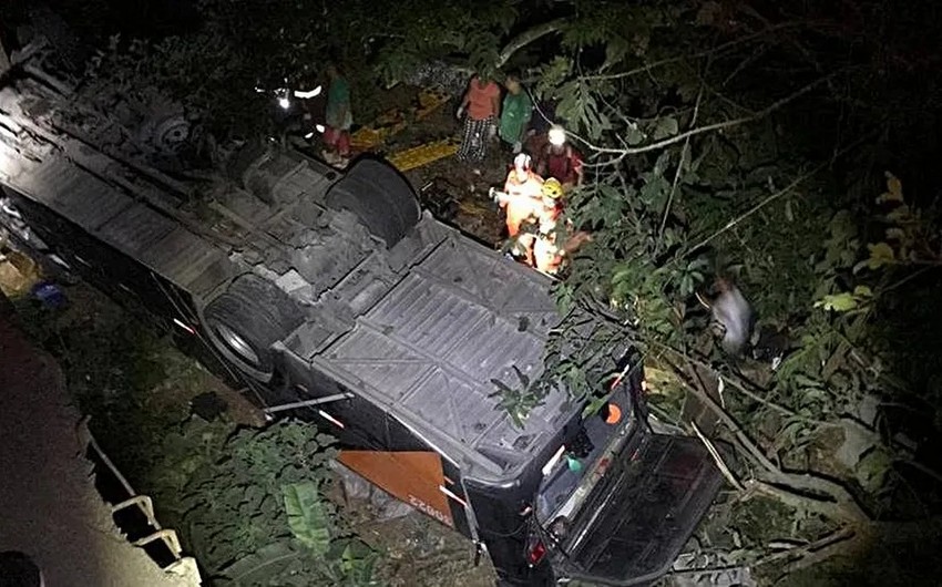 Futbol komandasını daşıyan avtobus körpüdən aşıb, 4 nəfər ölüb