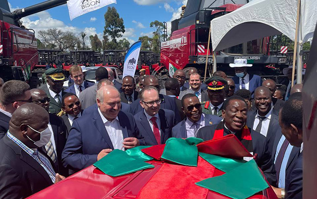 Lukaşenko Putindən sonra ona da traktor hədiyyə etdi - Fotolar