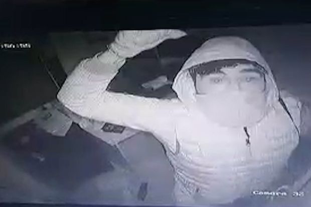 Xətaidə marketdən oğurluq edən şəxs polislərə silahlı müqavimət göstərib - FOTO/VİDEO