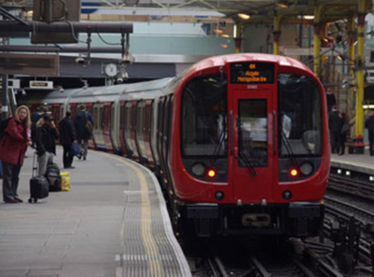 Metroda 52 yaşlı qadın 19 yaşlı oğlanla tutuldu – Qapını açanda…
