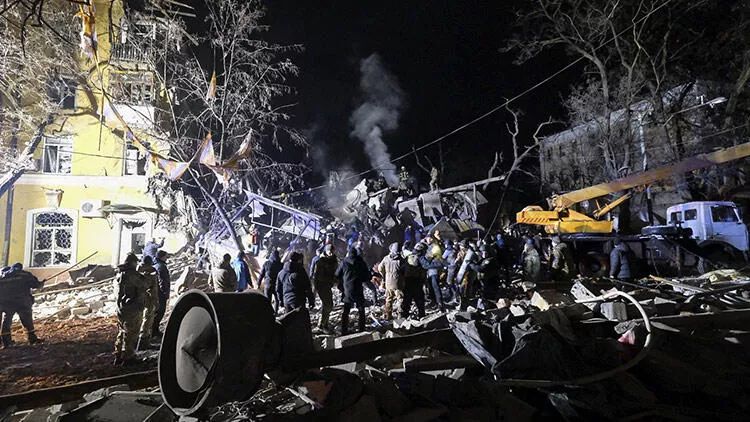 Rusiya Kramatorskda mənzili vurdu: 3 ÖLÜ, 20 YARALI