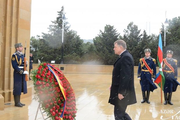Rumıniya Prezidenti Şəhidlər xiyabanını ziyarət edib - FOTO