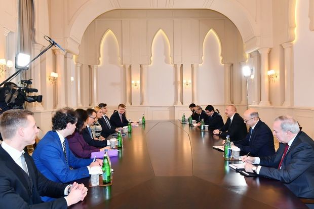 İlham Əliyev Avropa İttifaqı komissarının başçılıq etdiyi nümayəndə heyətini qəbul edib - YENİLƏNİB + FOTO