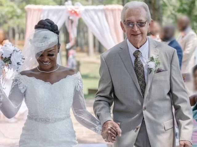 24 yaşlı qız 85 yaşlı kişi ilə evləndi: əri babasından böyükdür - FOTO