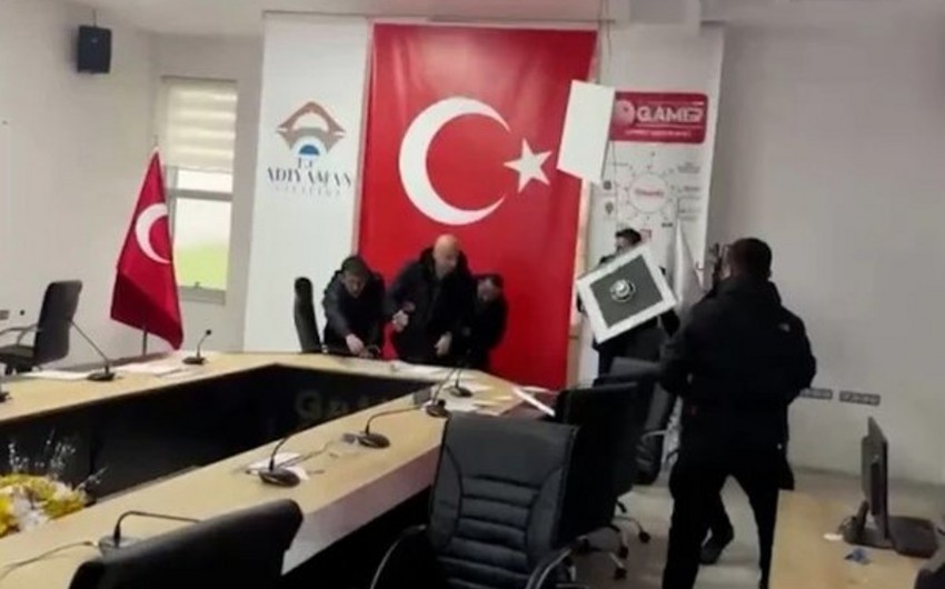 Türkiyədə nazir toplantı keçirən zaman zəlzələ olub - VİDEO