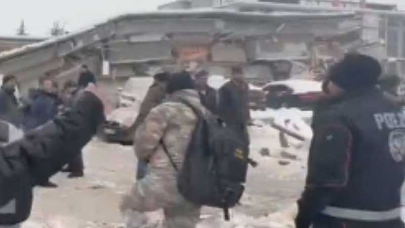 Türkiyədə faciə ardınca faciə: Xilasedicilər dağılan binanın altında qaldılar - VİDEO