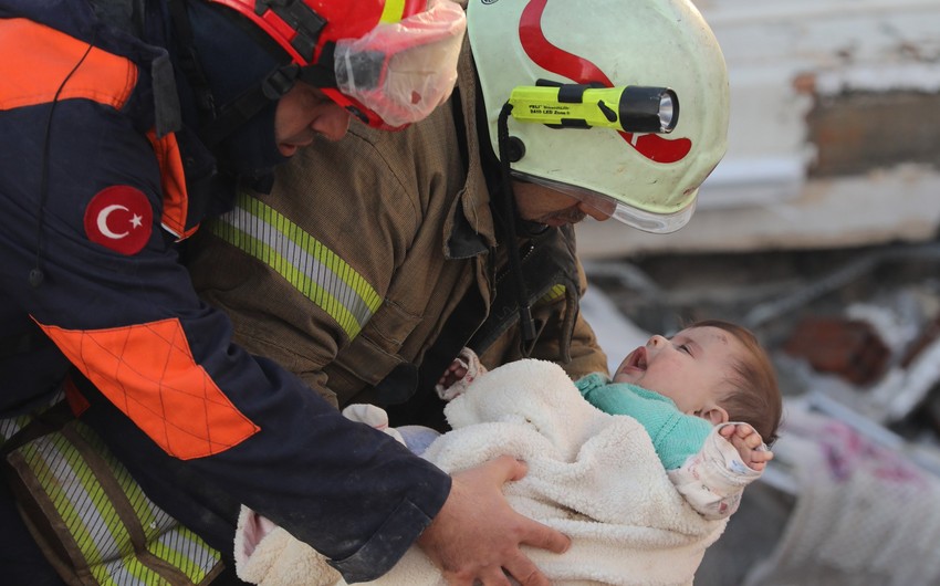 Türkiyədə dağıntılar altında qalan 8 mindən çox insan xilas edilib