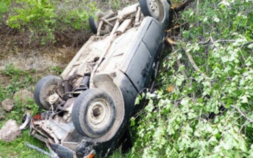 Xocalıda yük avtomobili su kanalına düşüb