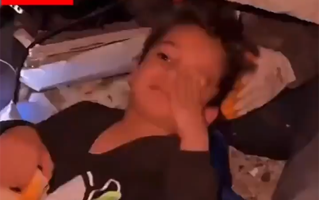 Dağıntılar altında yatarkən xilas edildi, ilk reaksiyası belə oldu - Video