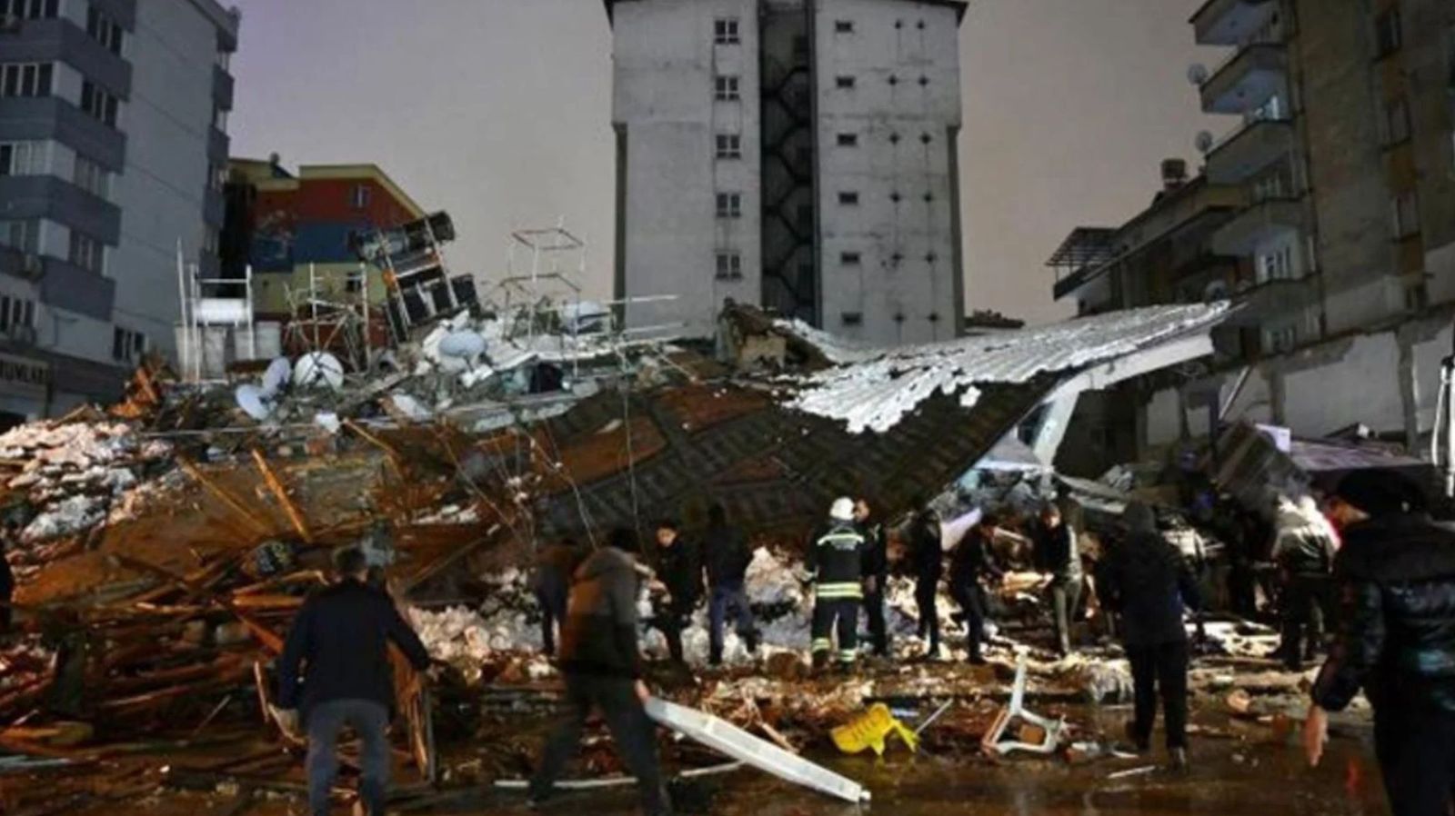 Zəlzələ fəlakətində həyatını itirənlərin sayı 4544-ə çatıb