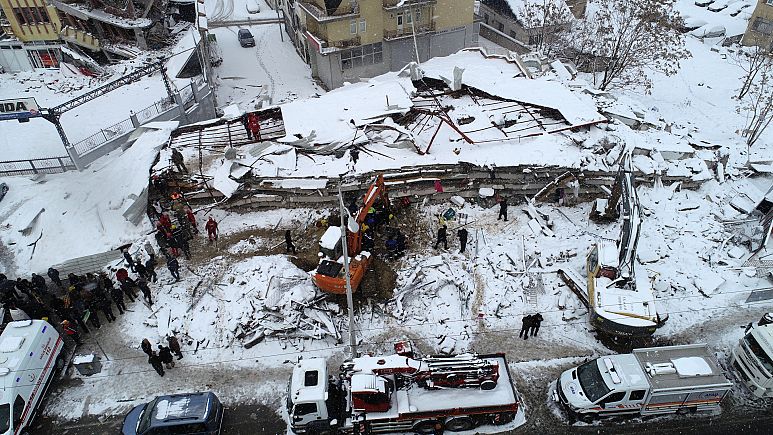Dağıntılar altında qalanlar donmaq təhlükəsi ilə üzləşib