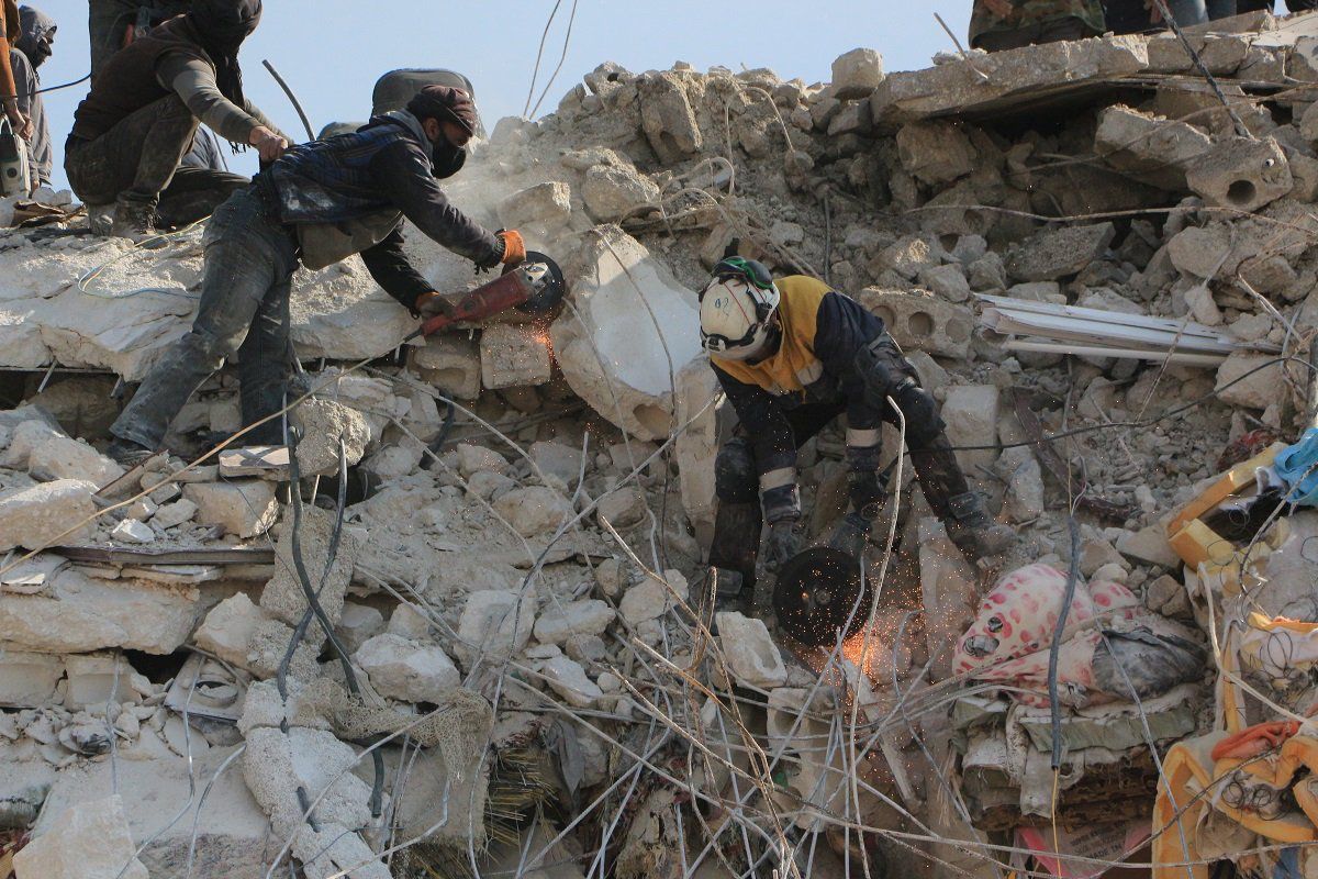 Zəlzələ fəlakətində həyatını itirənlərin sayı 5894-ə çatıb