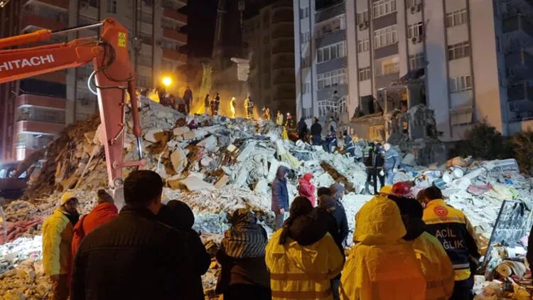 Adanada 12 mərtəbəli binanın dağıntıları altından 4 nəfərin meyiti tapılıb