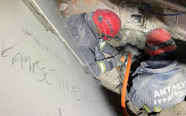 Dağıntılar altında divara yazdığı bu sözləri gündəm oldu - Video