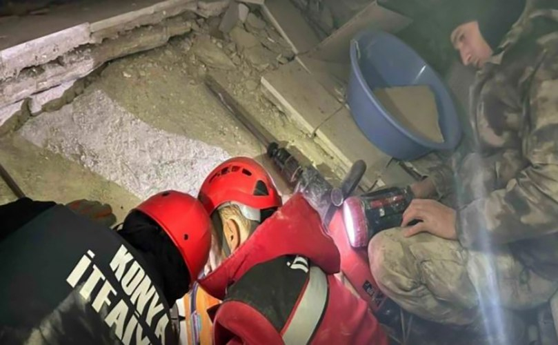 Ata dağıntılar altında qalan qızının çıxarılması üçün qolunu kəsdirdi