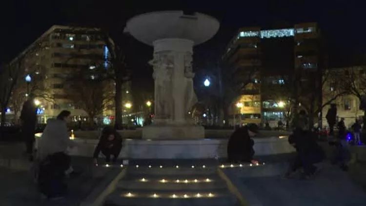 Vaşinqtonda Türkiyədə zəlzələdə həyatını itirənlərin xatirəsinə şamlar yandırılır