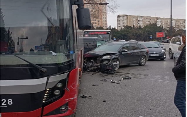 “Bakubus” avtobusu qəzaya düşdü - Foto