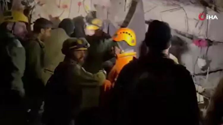 İsrail qrupu Kahramanmaraşda 26 yaşlı yeniyetməni dağıntılar altından xilas edib