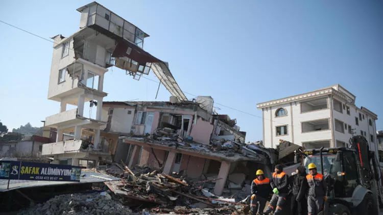 Antakyanın 18 min əhalisi olan məhəlləsində möhkəm bina qalmayıb