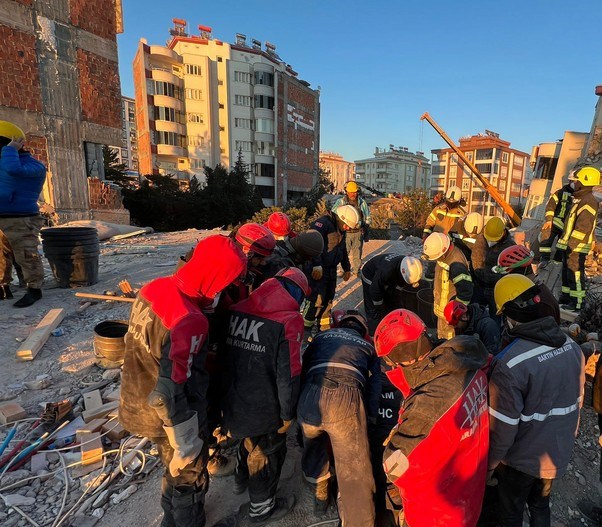 Azərbaycan xilasediciləri 105 saat dağıntılar altında qalmış yeniyetməni xilas edib