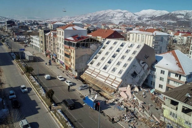 Adıyamanda zəlzələ zamanı bina 60 dərəcə əyilib: Pəncərələri belə sınmayıb - FOTO/VİDEO