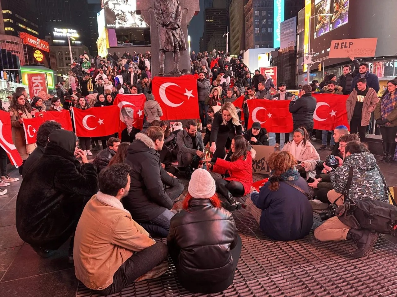 ABŞ-ın New York Times meydanında zəlzələdə həyatını itirənlər anılıb