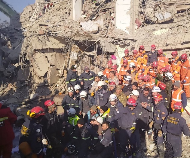 Azərbaycanın xilasediciləri dağıntılar altından 198 saatdan sonra 2 nəfəri sağ çıxarıb