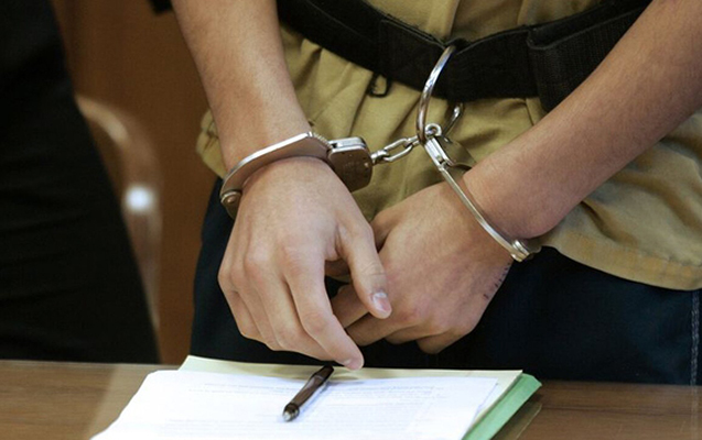 Küçədə anasını öldürən yeniyetməyə 5 il cəza verildi