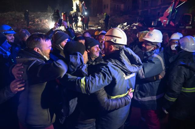 Zəlzələnin 212-ci saatında baş verən daha bir möcüzə: 77 yaşlı qadın dağıntılar altından sağ çıxarıldı