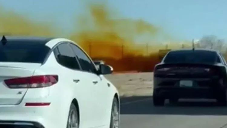 ABŞ-da təhlükəli yük daşıyan yük maşını aşıb