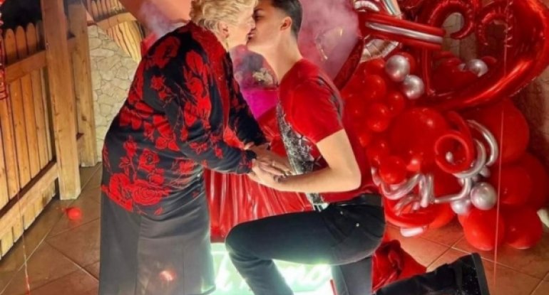 19 yaşlı oğlan nənəsi yaşında milyarderlə nişanlandı - FOTO