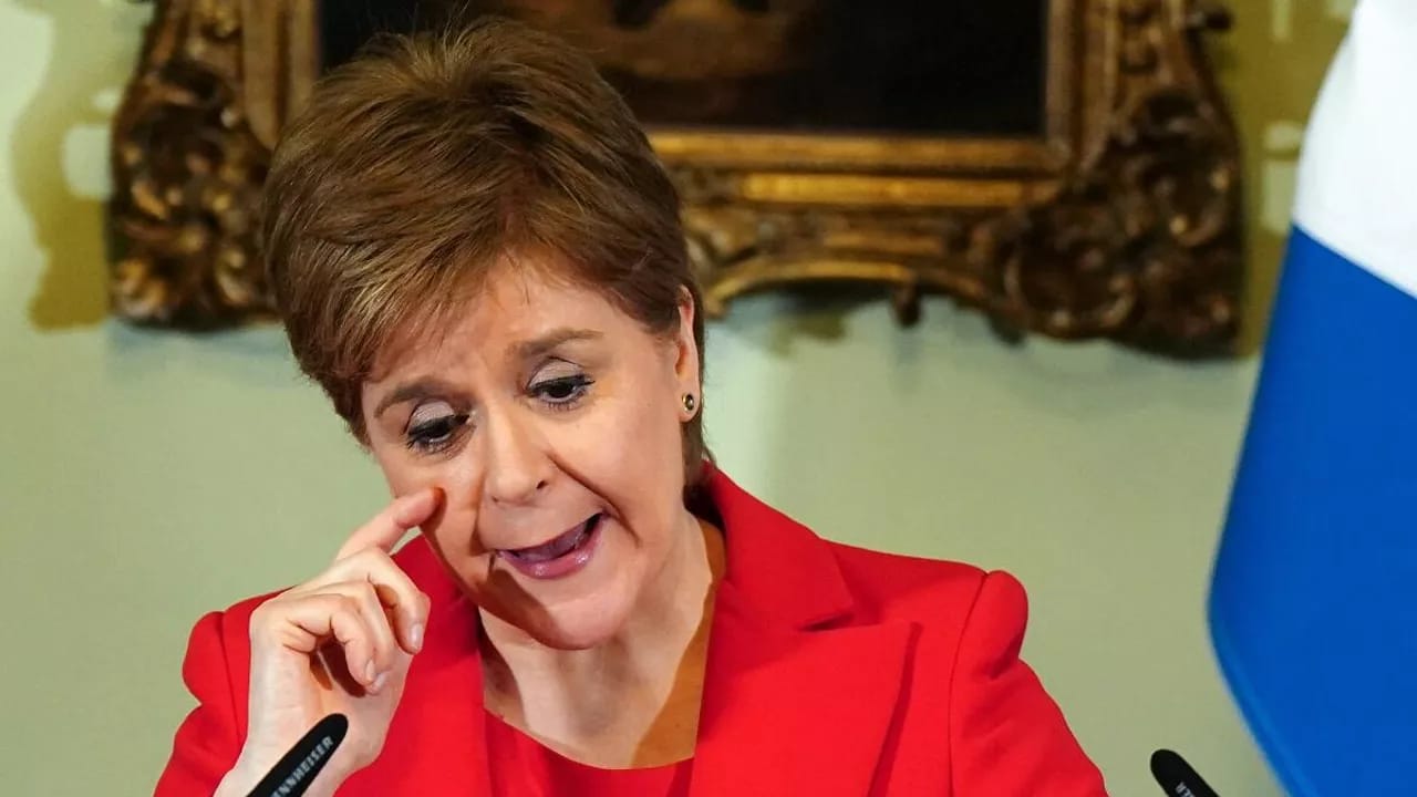 Şotlandiyanın baş naziri istefa verdi