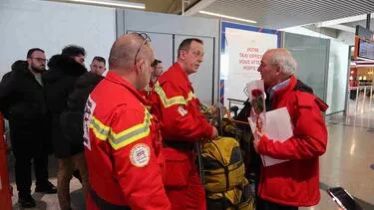 Fransız axtarış xilasetmə qrupu güllərlə qarşılandı