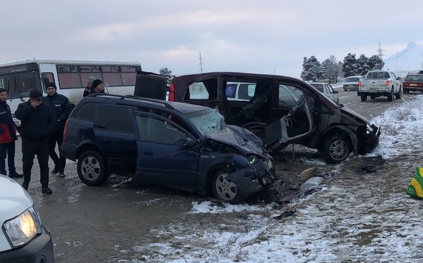 Siyəzəndə mikroavtobus qəzaya düşüb: 3 nəfər ölüb, 7 nəfər yaralanıb - YENİLƏNİB