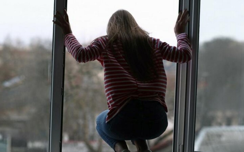 Bakıda hoteldə qadın altıncı mərtəbədən yerə atılıb