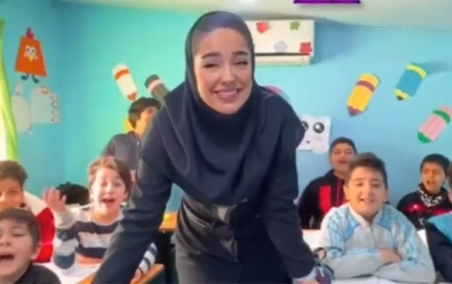 İranda müəllim şagirdləri ilə bu mahnını oxudu, işdən qovuldu - Video
