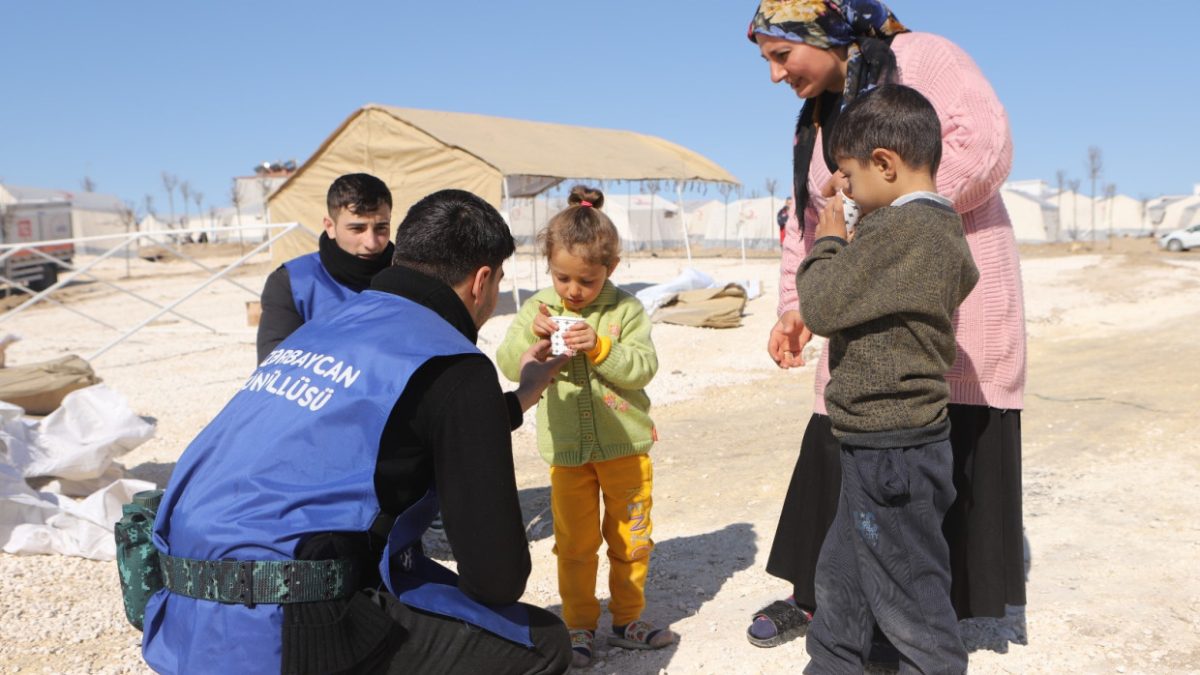 TÜRKİYƏDƏKİ ZƏRƏRÇƏKƏN UŞAQLARA AZƏRBAYCAN KÖNÜLLÜLƏRİ DƏSTƏK VERİR