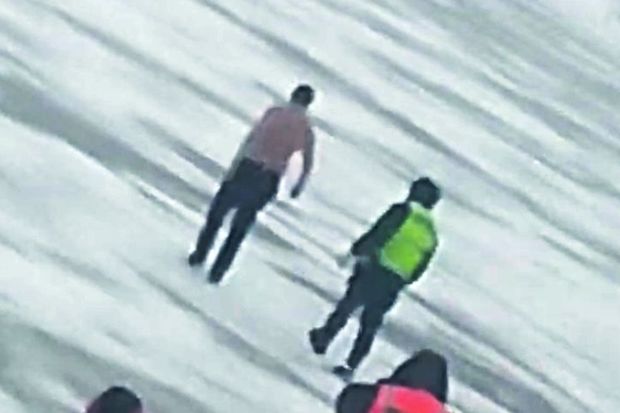 Rusiyalıdan qəribə etiraz: Təyyarədən düşərək uçuş-enmə zolağında soyundu – VİDEO