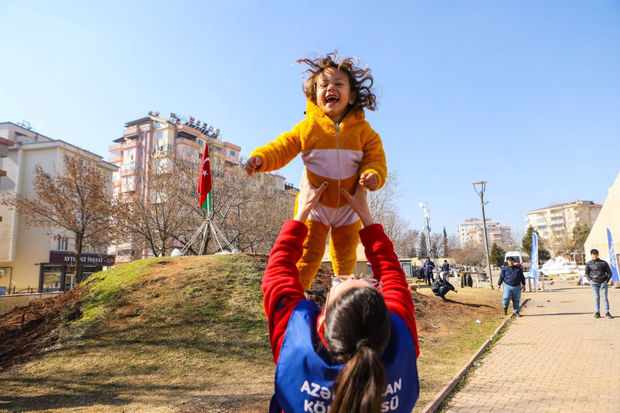 Azərbaycan könüllüləri ötən həftə qardaş ölkədə minlərlə zərərçəkənə xidmət ediblər - FOTO