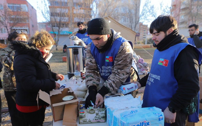 Азербайджанские волонтеры продолжают помогать пострадавшим в результате землетрясения в Турции