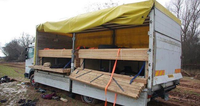 Yük maşınının yatağında immiqrantların cəsədləri tapılıb