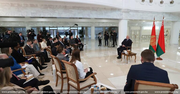 Лукашенко о дальнейшем развитии белорусско-азербайджанских отношений в беседе с азербайджанским журналистом