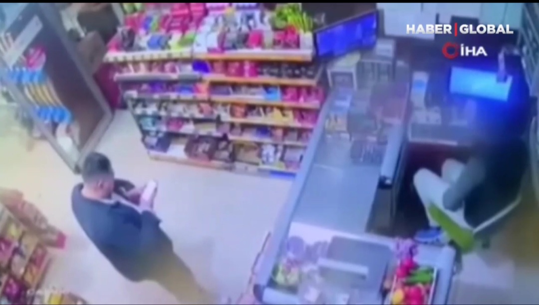 Hataydakı zəlzələdə mağaza sahibi qaçaraq canını belə xilas etdi - ANBAAN VİDEO