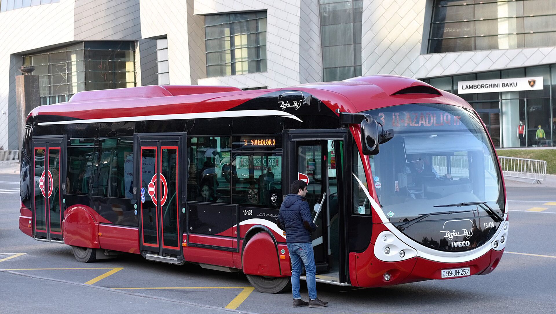 “Bakubus” avtobusu ağır qəza törətdi - Ölən var