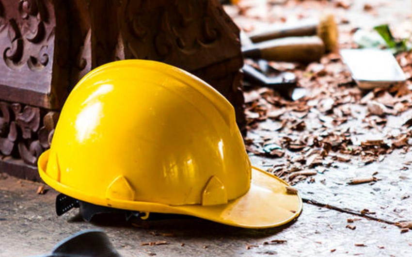 Bakıda fəhlə hündürlükdən yıxılaraq ölüb, cinayət işi başlanılıb