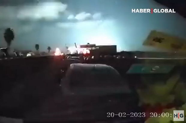 Dünən Hatayda da göründü... Zəlzələ zamanı yaranan parıltının səbəbi açıqlandı - VİDEO