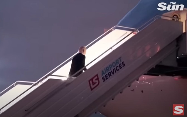 Bayden təyyarəyə minərkən yıxıldı - Video