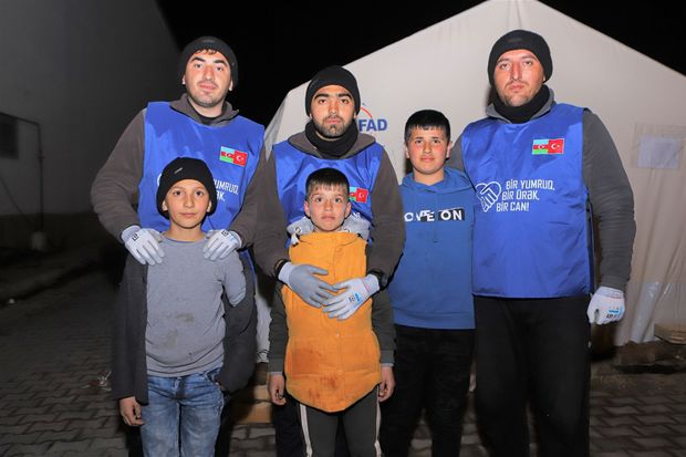 Azərbaycan könüllüləri Malatyada uşaqlar üçün çadırlar qurublar - FOTO