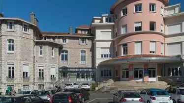 Fransada orta məktəb şagirdi tərəfindən bıçaqlanan müəllim ölüb