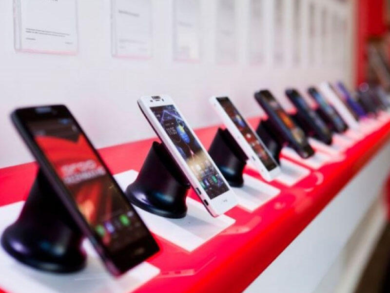 Mobil telefonlar kəskin bahalaşdı - VİDEO